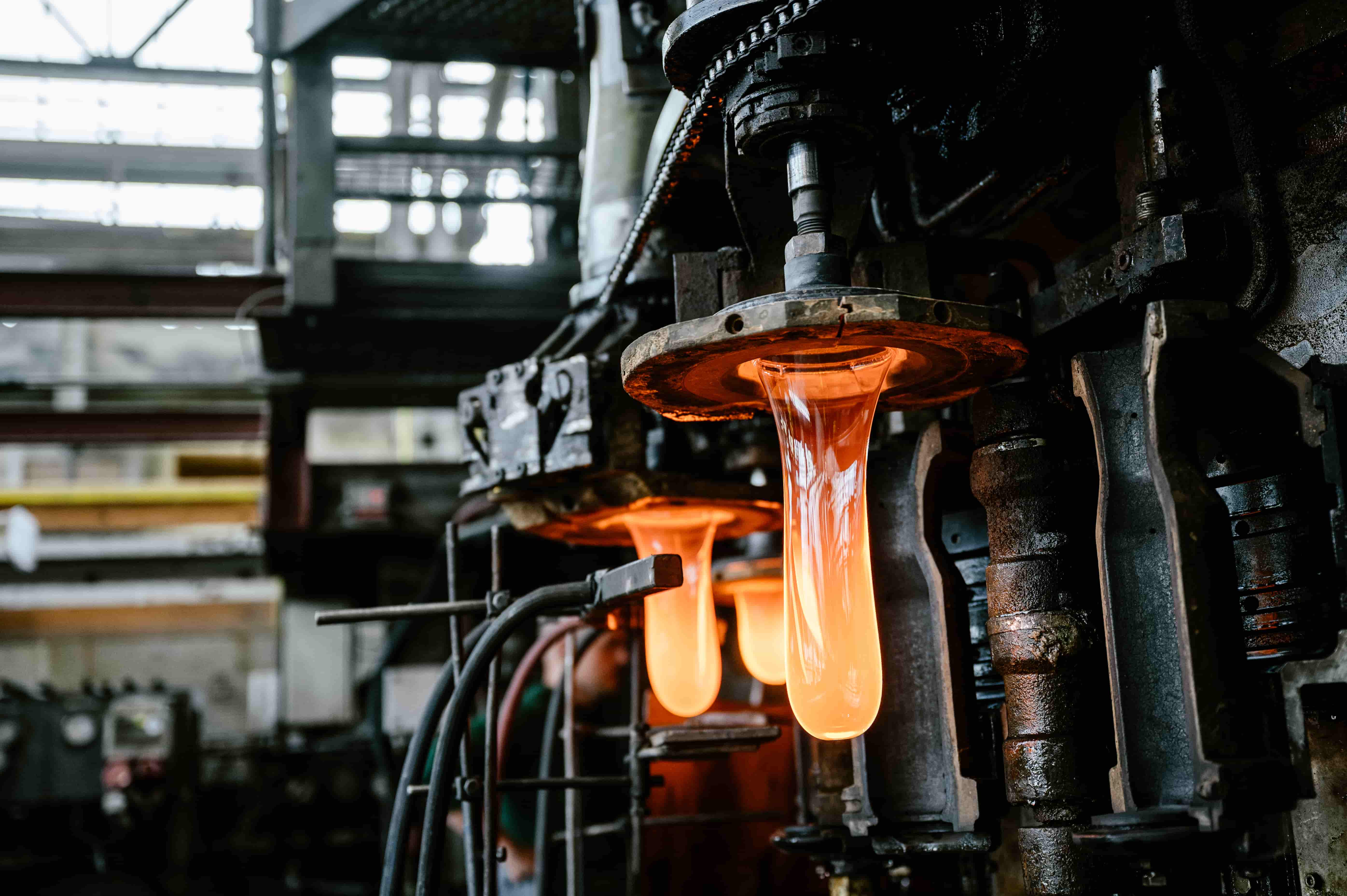 Mezi tradicí a technologií: Jak KAVALIERGLASS chrání kontinuitu výroby pomocí ISO 28000